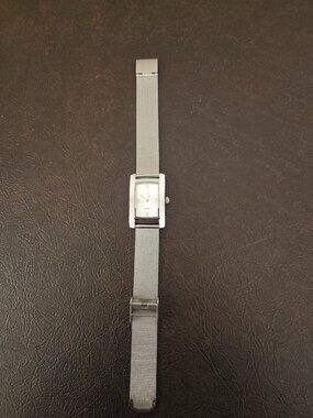 Women's quartz watch features a sleek silver mesh band (New Battery)